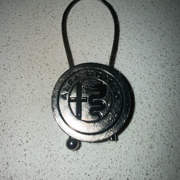 Alfa Romeo Metal Key Ring Key Holder Official Genuine Alfa Romeo Product - Picture 4 of 6